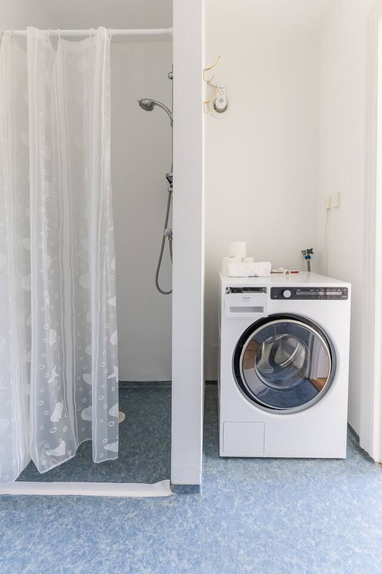 Douche, sèche-cheveux, serviettes fournies, papier toilette