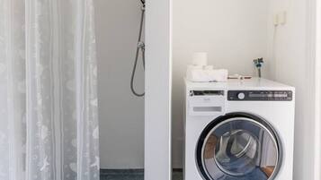 Douche, sĂšche-cheveux, serviettes fournies, papier toilette