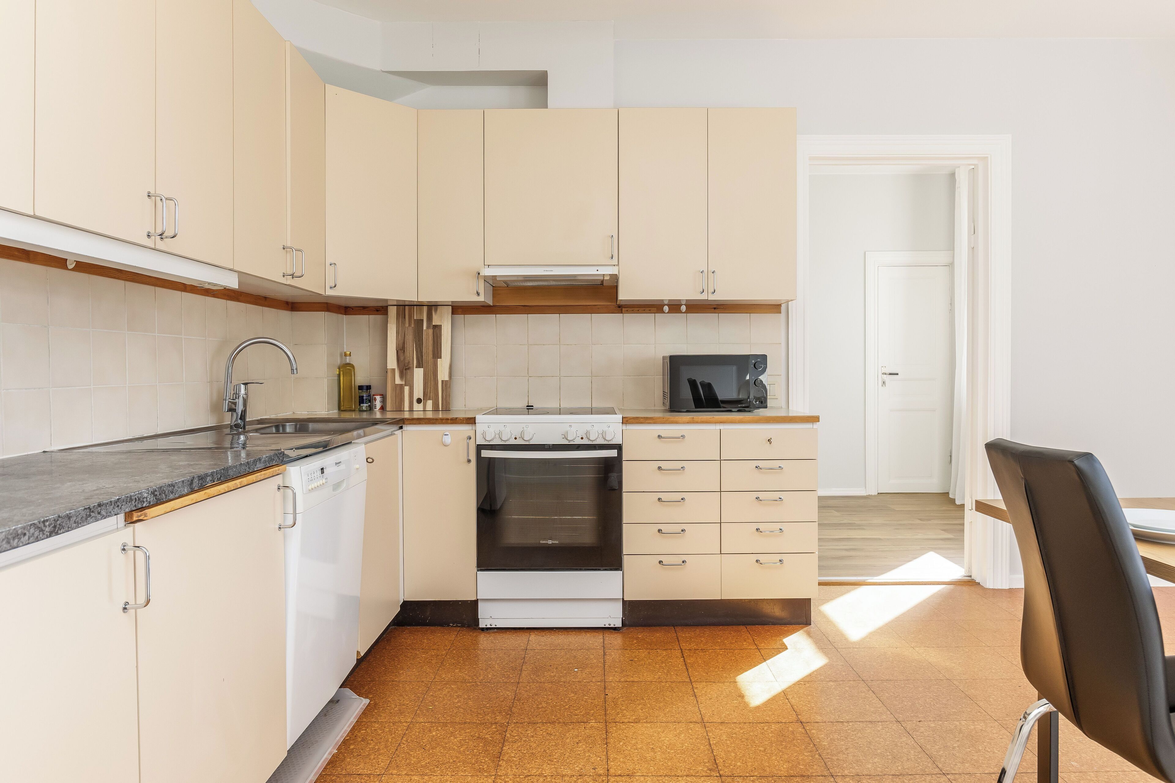 Kylskåp, mikrovågsugn, ugn och diskmaskin