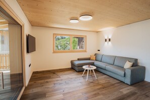 TV - Apartment 'Huetterhof Apartement Huetter' with Mountain View, Private Terrace and Wi-Fi (Caines)