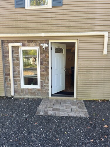 Cozy apartment in quiet setting that is very convenient to UConn and ECSU.