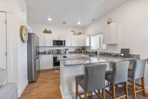 冷蔵庫、電子レンジ、オーブン、コンロ