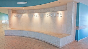 Una mesa de recepción con la leyenda 'MAJESTIC BEACH TOWERS'.