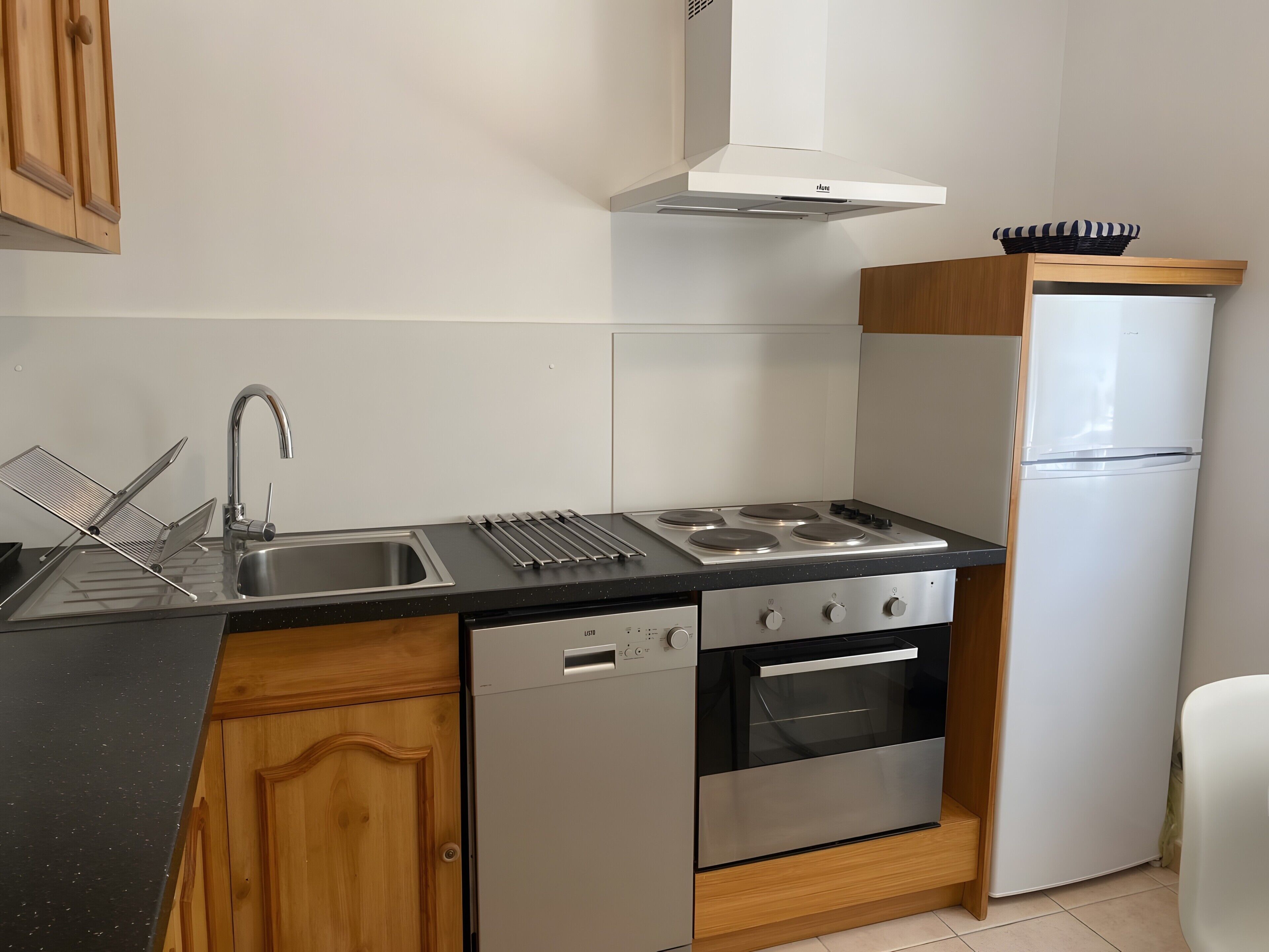 冷蔵庫、電子レンジ、オーブン、コンロ