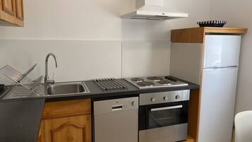 冷蔵庫、電子レンジ、オーブン、コンロ