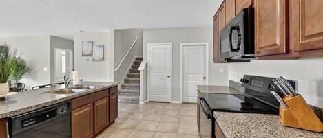 Réfrigérateur, micro-ondes, four, lave-vaisselle