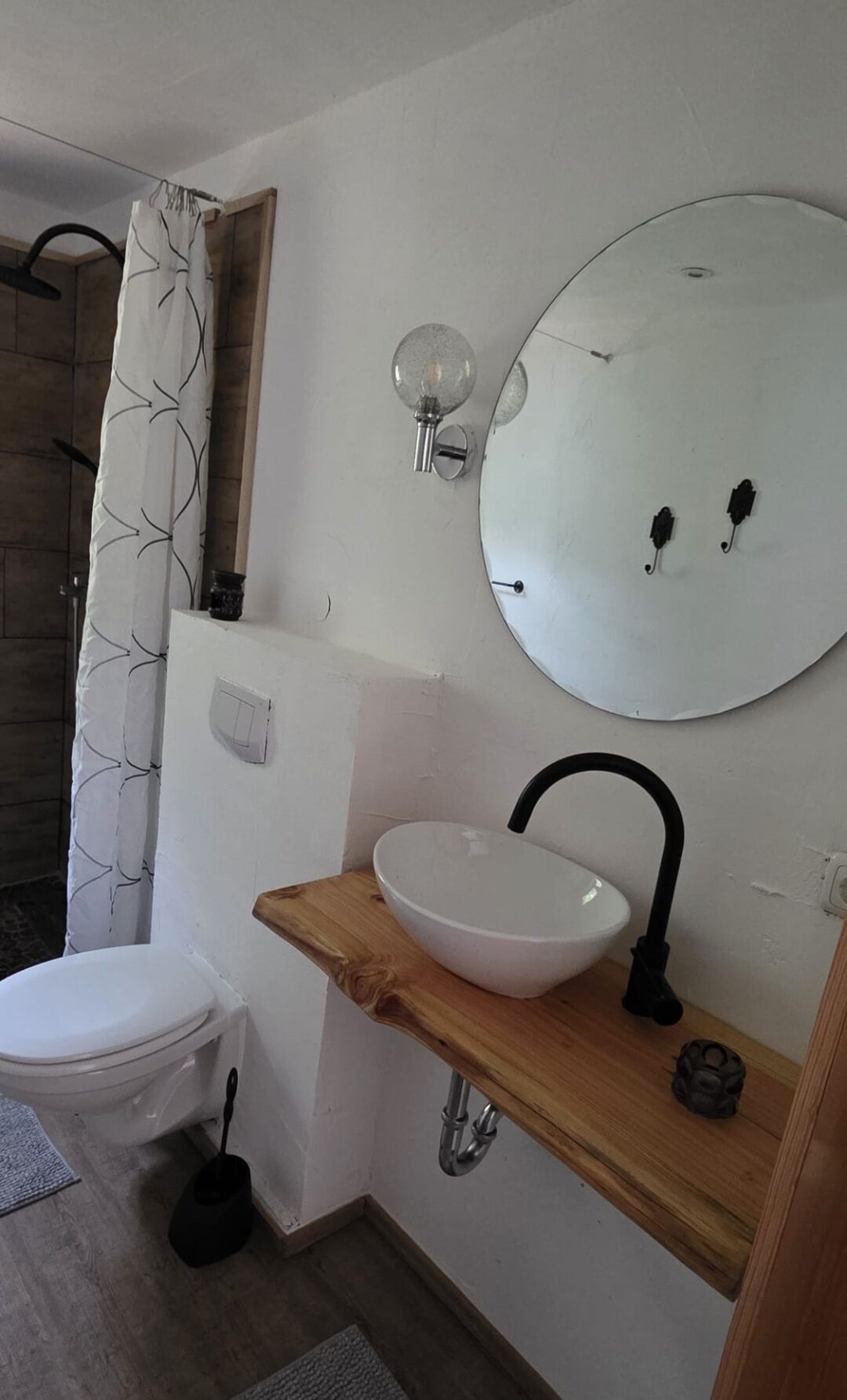 Sèche-cheveux, serviettes fournies, savon, shampoing