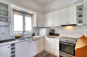 ثلاجة، ميكروويف، فرن، موقد طهي مسطح