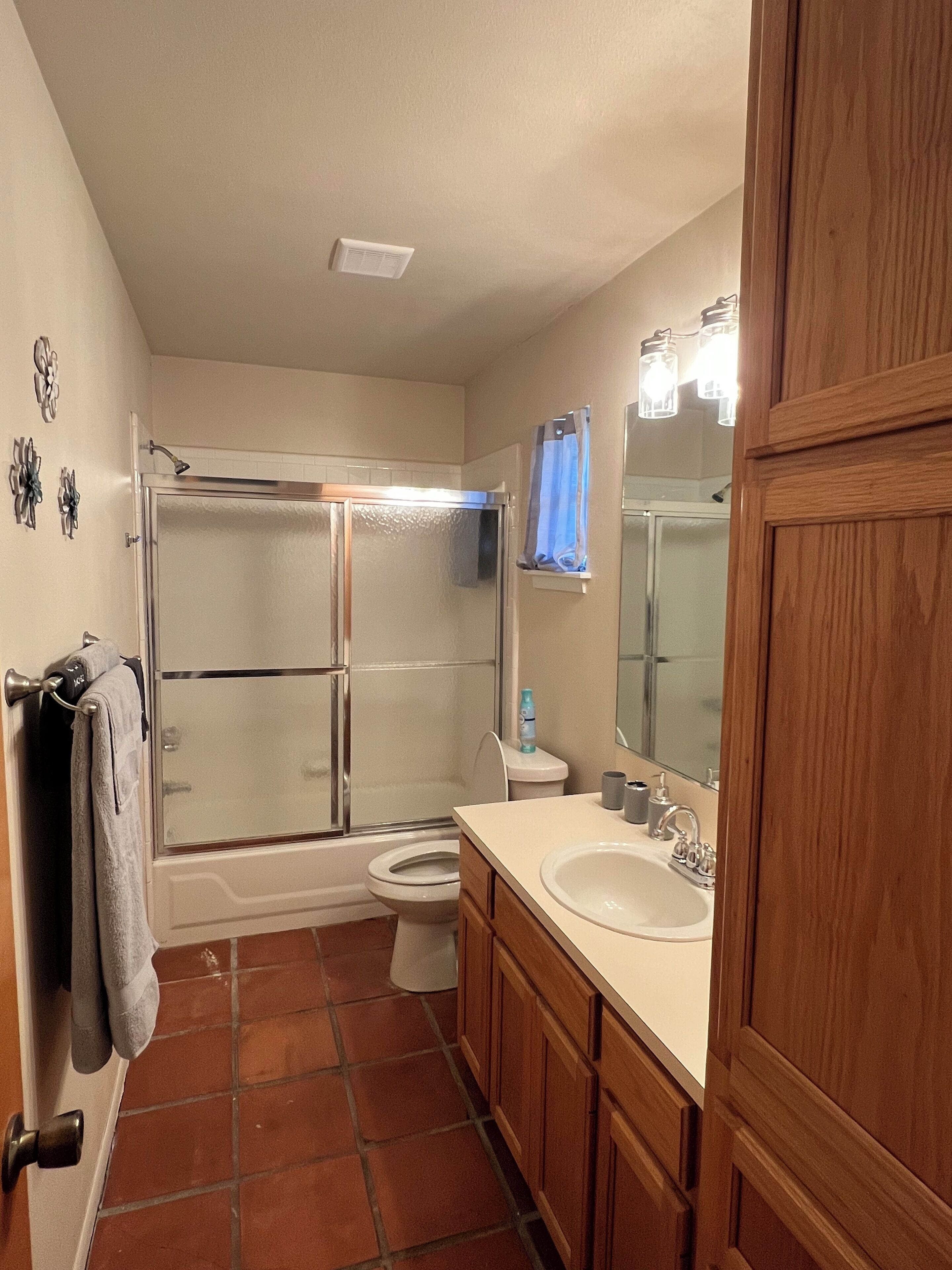 Een haardroger, handdoeken, zeep, toiletpapier