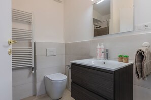 Apartment, 2 Bedrooms, Balcony | Bilik Mandi | Pengering rambut 
