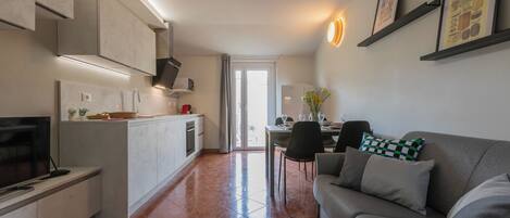 Apartment, 2 Schlafzimmer, Balkon | Wohnbereich | 30-Zoll-Fernseher mit Satellitenempfang