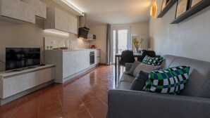 A modern apartment with a kitchen, dining area, and living room. - Casa di Leonardo by Wonderful Italy (Turin)