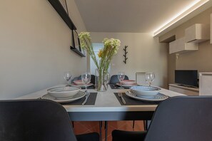 Apartamento, 2 quartos, sacada | Cozinha privada | Máquina de café expresso, cafeteira/chaleira
