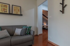 公寓, 2 间卧室, 阳台 | 起居区 | 30-英寸电视（配备卫星频道）