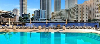 Modern Beachwalk Apt 805