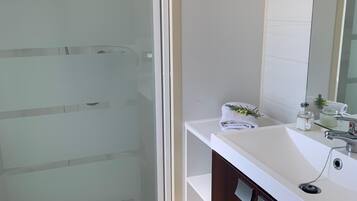 Casa, patio, vistas al jardín | Baño