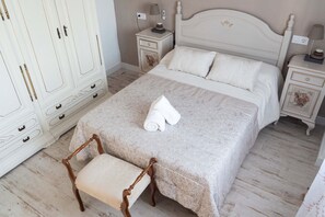 5 bedrooms, iron/ironing board, WiFi, bed sheets