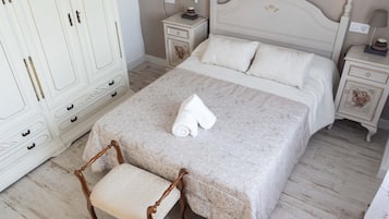 5 bedrooms, iron/ironing board, WiFi, bed sheets