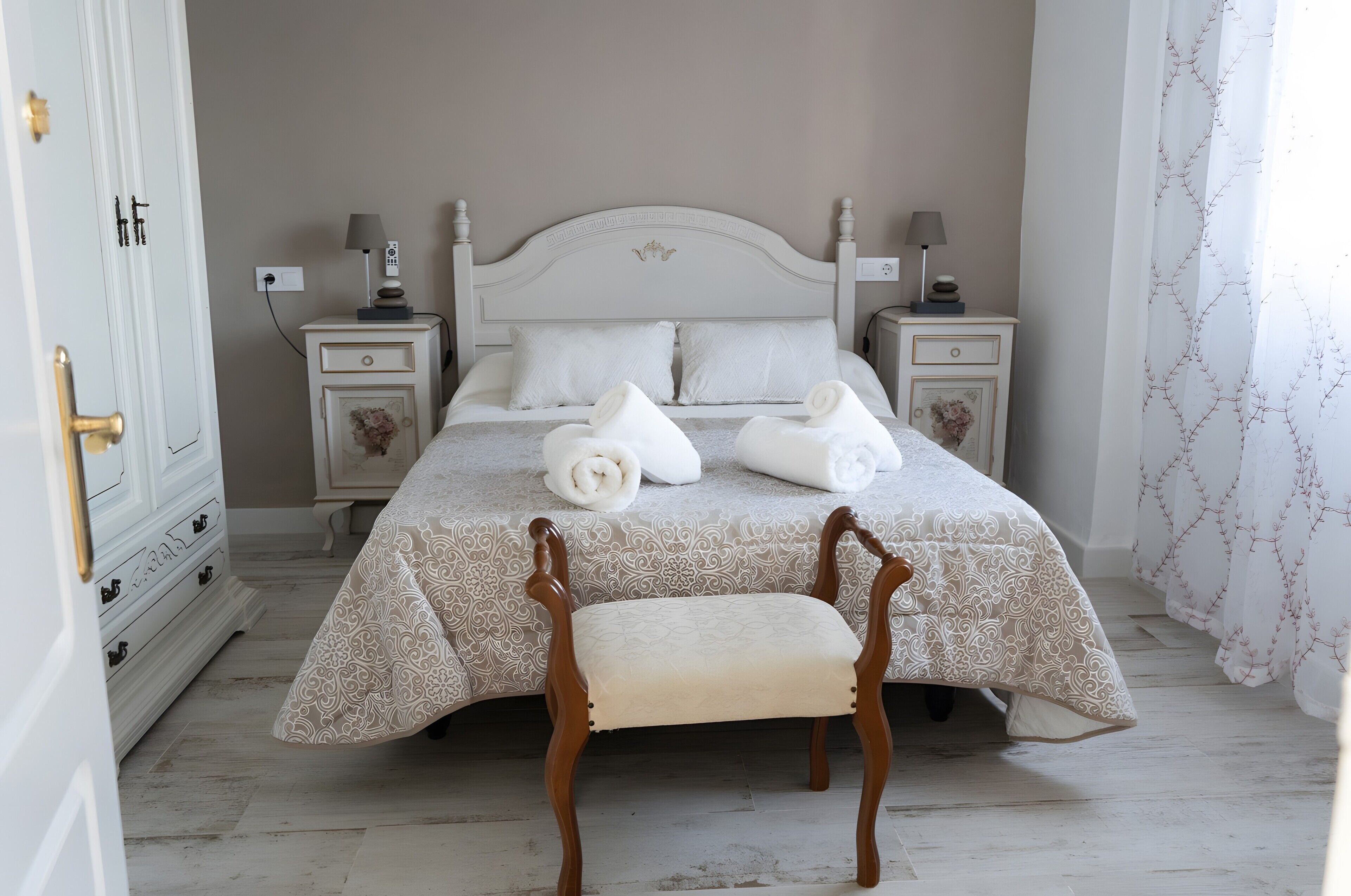 5 bedrooms, iron/ironing board, WiFi, bed sheets