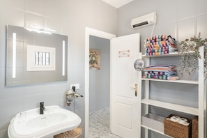 Shower, hair dryer, towels