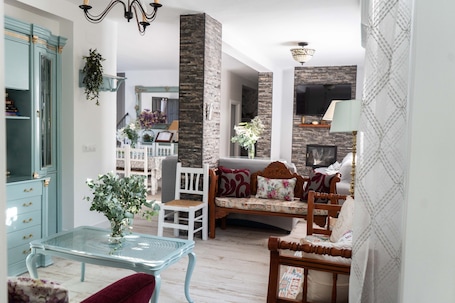Télévision, cheminée. Gîte Rural 'La Esperanza Rural Tourist' avec Piscine Privée, Wi-Fi et Climatisation