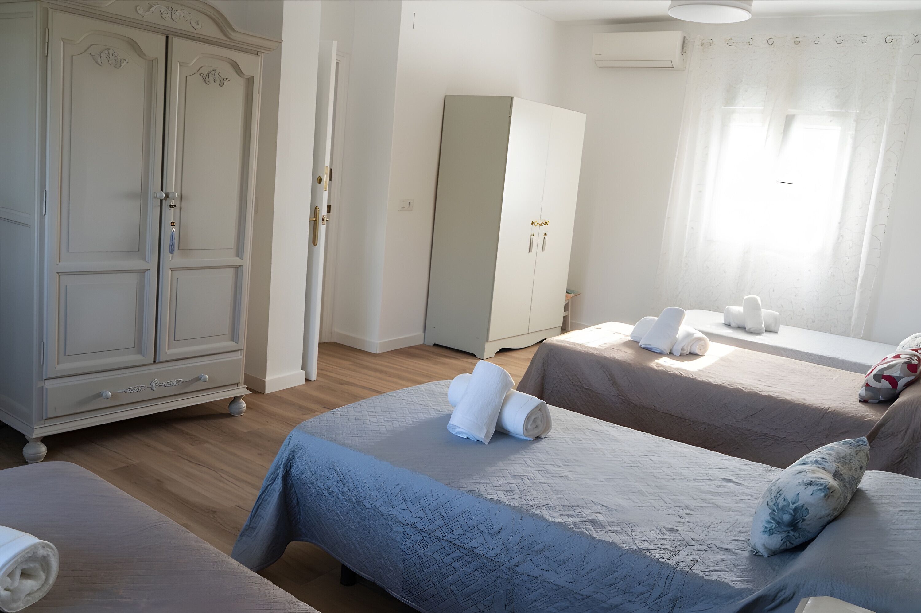 5 slaapkamers, een strijkplank/strijkijzer, wifi, beddengoed