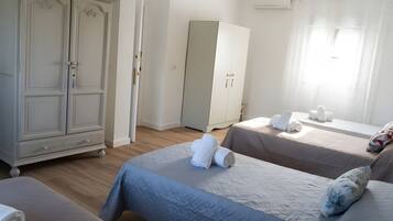 5 bedrooms, iron/ironing board, WiFi, bed sheets