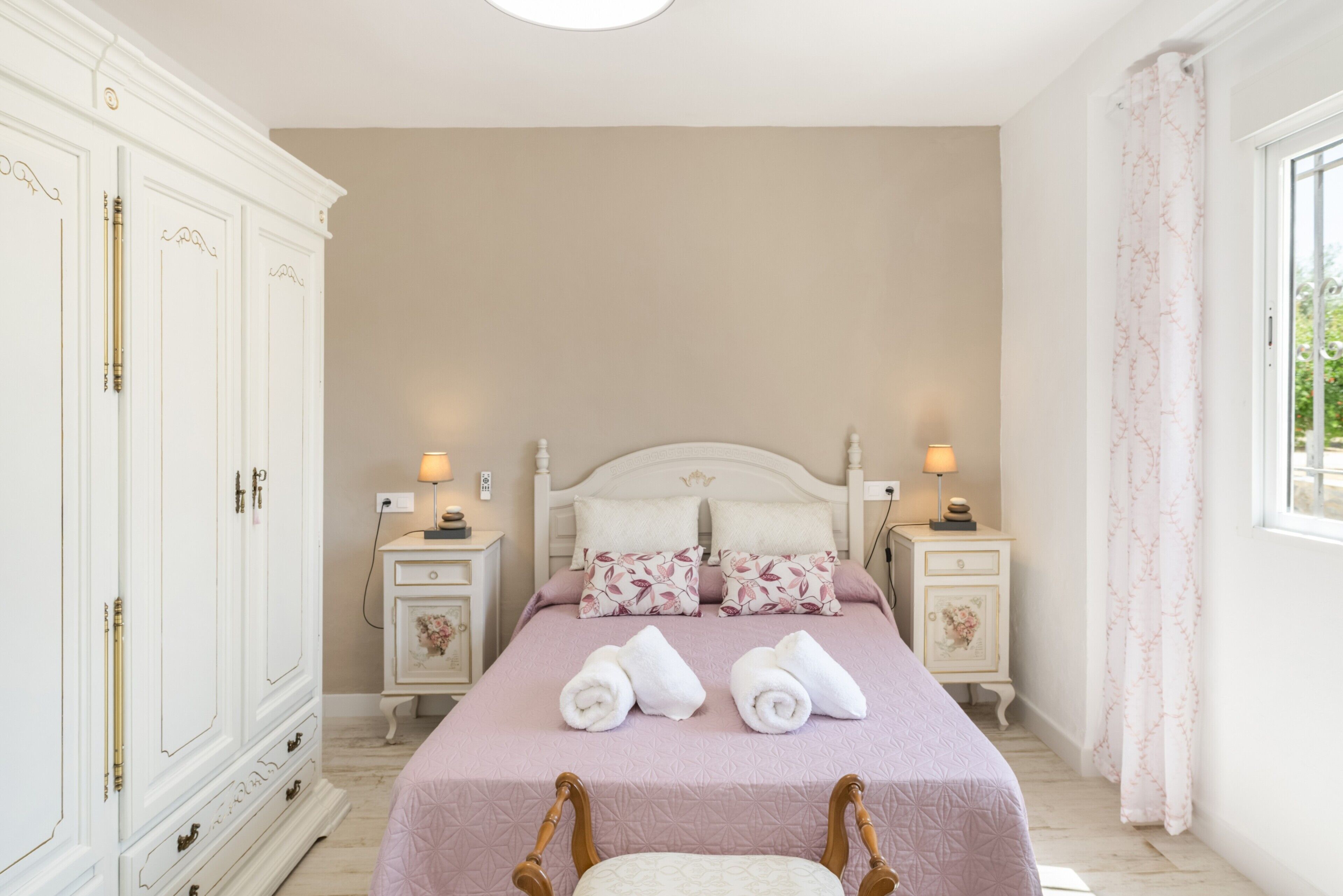 5 bedrooms, iron/ironing board, WiFi, bed sheets
