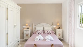 5 bedrooms, iron/ironing board, WiFi, bed sheets