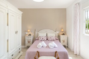 5 bedrooms, iron/ironing board, WiFi, bed sheets