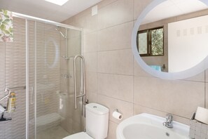Shower, hair dryer, towels - Casa Rural 'La Esperanza Rural Tourist' con Piscina Privada, Wi-Fi y Aire Acondicionado (Cabra)