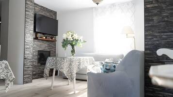 Una televisión, una chimenea