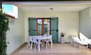 Outdoor dining - Holiday home with air conditioning, terrace and garden (Bibione)