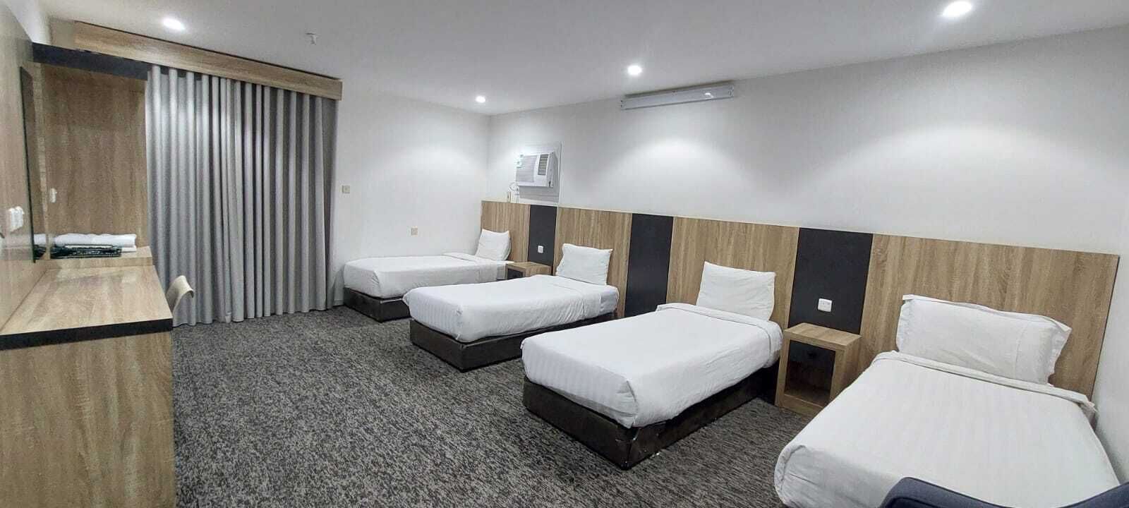 Caja de seguridad en la habitación y ropa de cama 