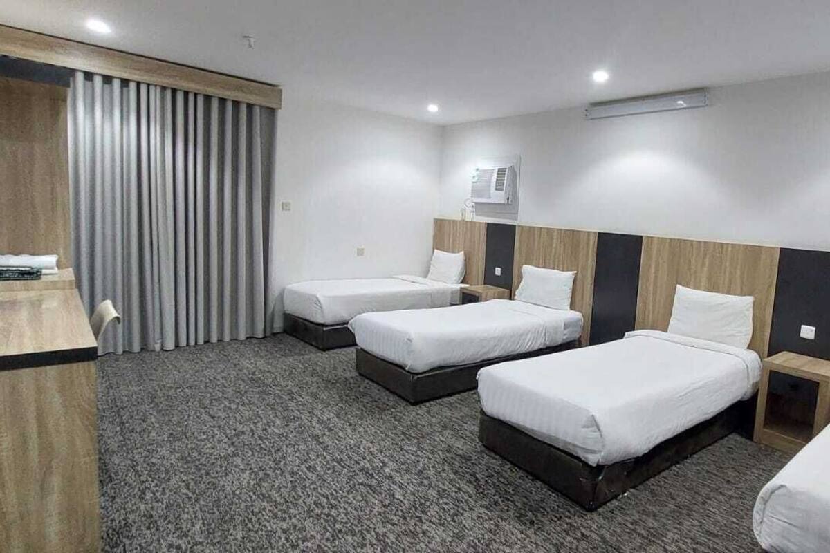 Caja de seguridad en la habitación y ropa de cama