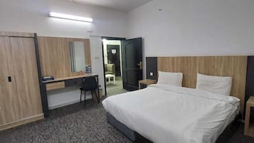 Kamar Triple | Brankas dan seprai linen