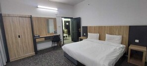 Chambre Triple | Coffres-forts dans les chambres, draps fournis