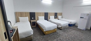 Habitación cuádruple | Caja de seguridad en la habitación y ropa de cama