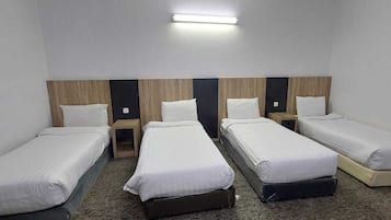 Habitación cuádruple | Caja de seguridad en la habitación y ropa de cama