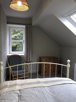 1 habitación, tabla de planchar con plancha, wifi gratis y ropa de cama