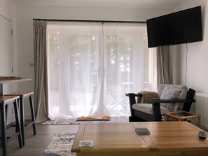 TV - Apartment Bushmills Hideaway, Parking,pets Allowed (Bushmills)