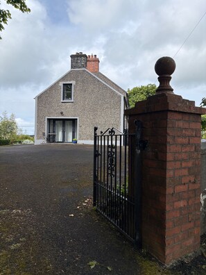 Exterior - Apartment Bushmills Hideaway, Parking,pets Allowed (Bushmills)