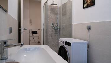 Douche, sĂšche-cheveux, serviettes fournies