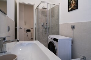 Shower, hair dryer, towels