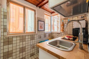 Fridge, microwave, oven, stovetop - Apartment 'Casa D'amare Gianna - Lovely House' with Sea View, Wi-Fi and Air Conditioning (Palermo)