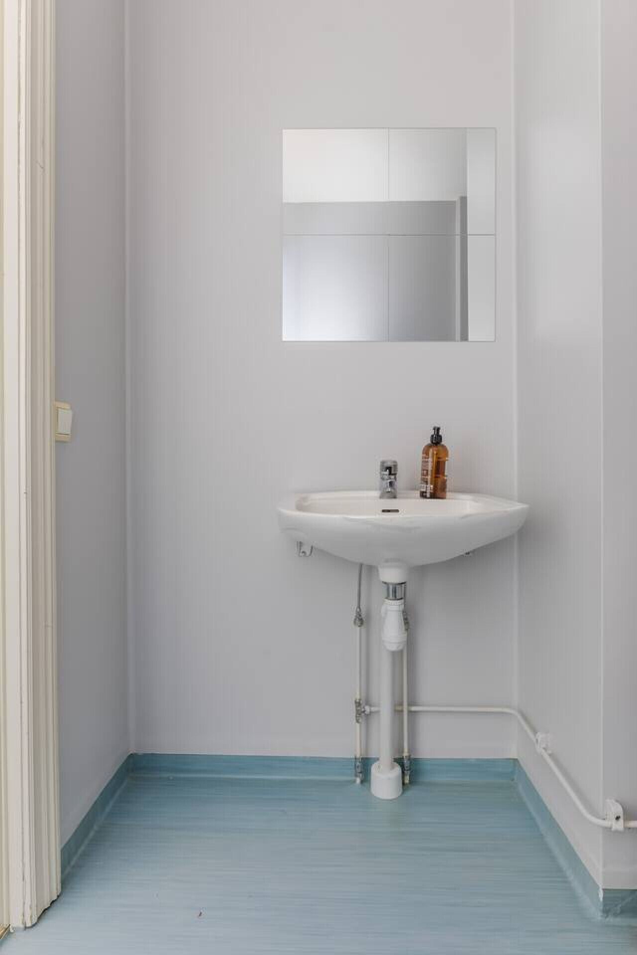 Douche, sèche-cheveux, serviettes fournies, papier toilette