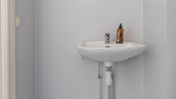 Douche, sĂšche-cheveux, serviettes fournies, papier toilette