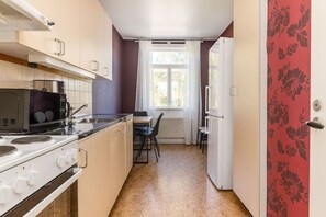 Réfrigérateur, four à micro-ondes, un four, surface de cuisson