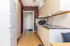 Réfrigérateur, four à micro-ondes, un four, surface de cuisson