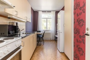 Kjøleskap, mikrobølgeovn, ovn og kokeplater